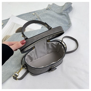 Detailansicht der grauen Beuteltasche mit Krokoprägung und weichem Innenfutter