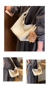 Détail du sac seau en cuir grainé beige avec un pendentif mignon en forme de chien en peluche