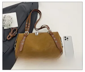 Detail der braunen Boston-Tasche aus strukturiertem Leder mit silbernen Beschlägen