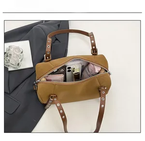 Innenansicht der braunen Tasche mit Platz für Handy, Geldbörse und Regenschirm
