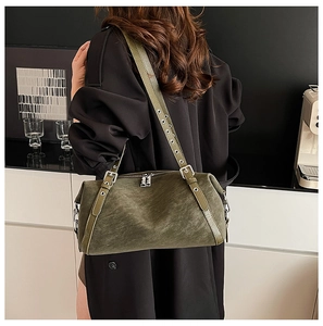 Detailansicht der dunkelgrünen Vintage-Schultertasche mit verstellbaren Metallösen