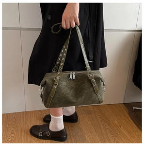 Detailansicht der olivgrünen Boston-Tasche mit silbernen Ösen und Schnallenakzenten