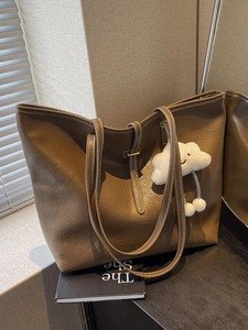 Retro brown large capacity tote bag with minimalist design and white cloud plush charm