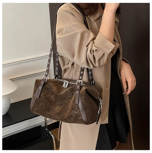 Detail der dunkelbraunen Wildleder-Boston-Bag mit Ösen-Riemen und Doppel-Reißverschluss