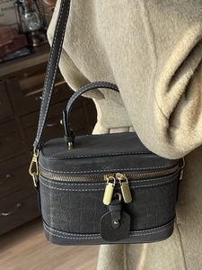Retro graue Koffer-Handtasche mit Krokostruktur und Gold-Reißverschlüssen im Lifestyle-Stil