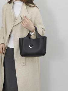 Borsa a mano in pelle martellata nera con anello argento e logo a T in rilievo elegante
