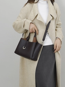 Borsa a mano minimalista marrone scuro testurizzata con elegante ciondolo ad anello in argento