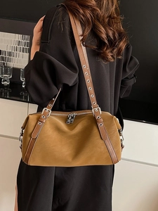 Retro Schultertasche aus hellbraunem Lederimitat mit verstellbarem Gurt und Reißverschluss