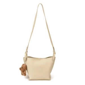 Sac à bandoulière beige minimaliste pour femme, fourre-tout élégant avec pendentif ours mignon.