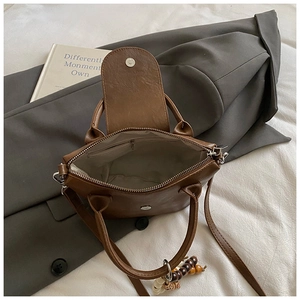 Vue détaillée de l'intérieur du sac cabas marron avec doublure grise et poche zippée