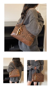Détail du sac cabas léopard avec pompon en perles et base en cuir marron élégante