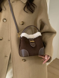 Sac Seau Vintage en Peluche PU Daim pour Femmes Patchwork de Fourrure Synthétique Sac à Bandoulière Avec Serrure en Métal Mode Hiver