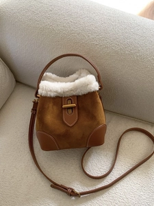 Sac seau d'hiver en daim caramel avec bordure en peluche et bandoulière en cuir