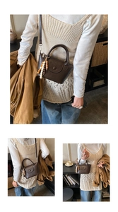 Détail d'un mini sac à main en cuir marron foncé avec perles en bois et poignée courte