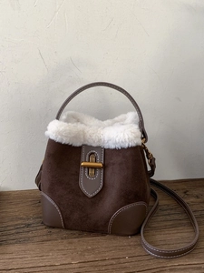 Sac seau d'hiver en daim marron avec garniture en fausse fourrure blanche et fermoir