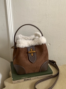 Sac seau vintage en laine d'agneau marron avec bordure en fourrure et fermoir doré