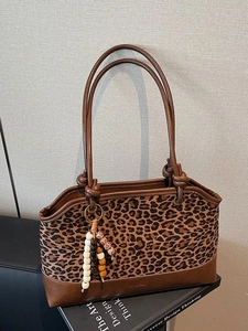 Sac fourre-tout rétro à imprimé léopard, poignées en cuir marron et breloque en perles