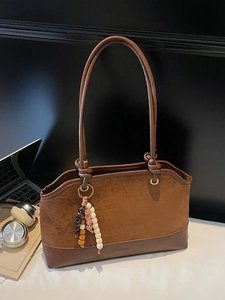 Sac fourre-tout vintage en daim marron avec pompon en perles et fines bretelles élégantes