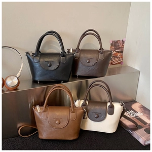 Groupe de sacs à bandoulière minimalistes en similicuir noir, café, marron et beige