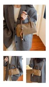 Détails du sac cabas tressé marron foncé avec pompon en perles vintage et bandoulière