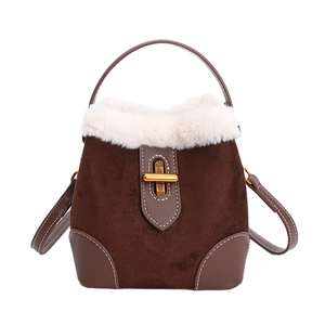 Sac seau en daim marron avec bordure en fausse fourrure blanche et fermoir doré chic