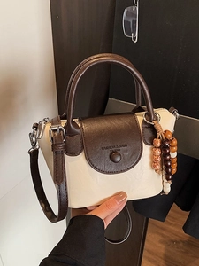 Sac à main tendance bicolore crème avec garniture marron et pompon en perles de bois