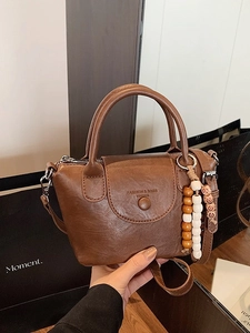 Sac à main trapèze rétro en cuir marron pour femme avec pompon perlé et bandoulière