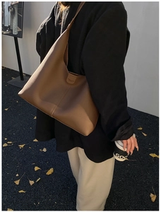 Nahaufnahme des braunen Leders mit Lychee-Muster und des markanten Knopflochs der Hobo-Tasche