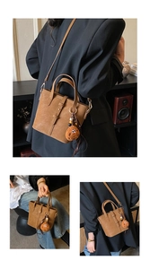Détails du sac seau en daim marron avec bandoulières réglables et charm biscuit peluche