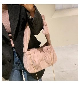 Détail du sac plissé en peluche rose avec fourrure synthétique et bandoulière dorée