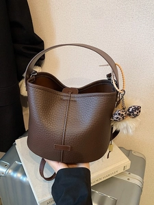 Vintage PU Leather Litchi Grain Bucket Shoulder Bag For Women Large Capacity Office Commuter Handbag With Fur Ball Charm