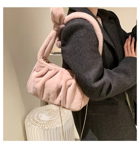 Détail du sac à bandoulière en peluche rose avec fausse fourrure et chaîne dorée