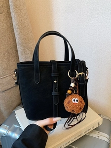 Damen PU Leder Eimertasche Mit Verstellbarem Riemen Und Plüschanhänger Dekorative Ziernaht Umhängetasche Für Den Alltag