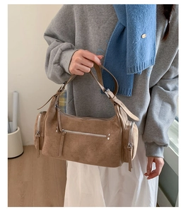 Braune Handtasche aus Wildleder-Imitat mit Reißverschluss-Details und Vintage-Fransen-Stil