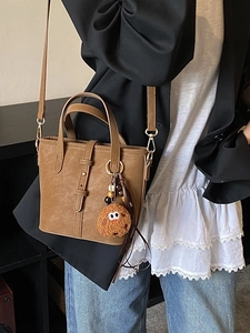 Vintage braune Wildleder Eimertasche mit Tragegriff und Plüsch Anhänger für Damen
