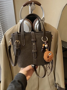 Braune Handtasche aus Wildleder mit Schultergurt und weichem Plüsch-Anhänger