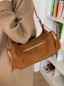 Sac à bandoulière cylindrique en daim marron avec fermeture éclair argentée chic