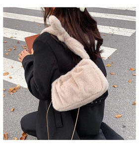 Sac sous le bras chic en peluche abricot avec chaîne en métal dans un décor d'automne