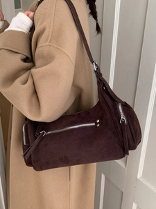 Sac à bandoulière minimaliste en daim marron foncé avec plusieurs fermetures éclair