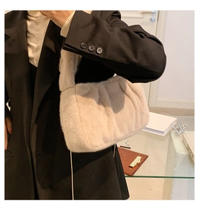 Détail du sac à bandoulière en peluche beige avec des plis élégants en nuage