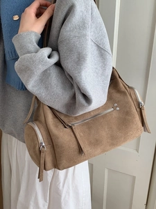 Sac bandoulière rétro en daim marron avec détails multi-zips et ferrures argentées