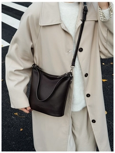 Nahaufnahme der dunkelbraunen Eimer-Tasche aus Leder mit feiner Lychee-Maserung