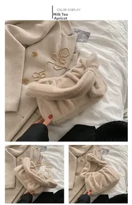 Détail du sac à main en peluche abricot avec plis doux et bandoulière chaîne dorée