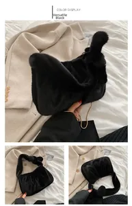 Détail du sac à main en fausse fourrure noire avec texture douce et breloque pompon en peluche