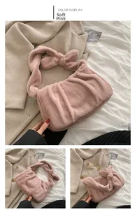 Détail du sac à épaule en peluche rose avec texture plissée et bandoulière nouée