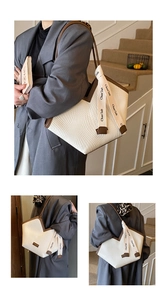 Détail du cabas tissé avec texture blanche, bordure en cuir marron et ruban chic