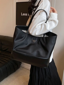 Minimalist black large capacity tote bag made of oxford fabric and leather accents