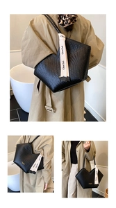 Vue détaillée du tissage noir et de la sangle à logo contrasté sur un sac fourre-tout