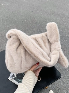 Sac Sous le Bras en Fausse Fourrure Mode Femme Sac à Main Nuage Plissé Peluche Douce Sac à Épaule Chaîne Dorée Chic