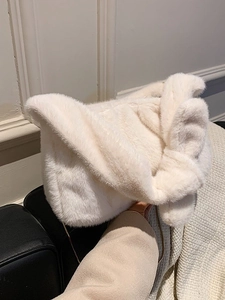 Sac à main minimaliste en fausse fourrure crème avec poignée nouée et texture douce
